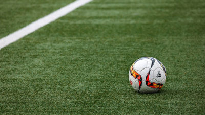 En fotboll på en fotbollsplan.