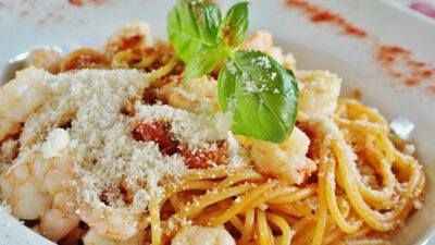 En tallrik med pasta.