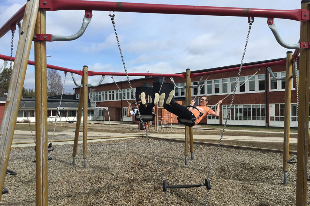 Elever som gungar i en gungställning.