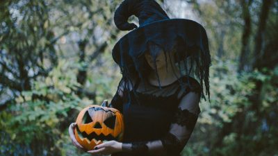 En person utklädd till häxa.