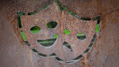Teatermasker i en mur