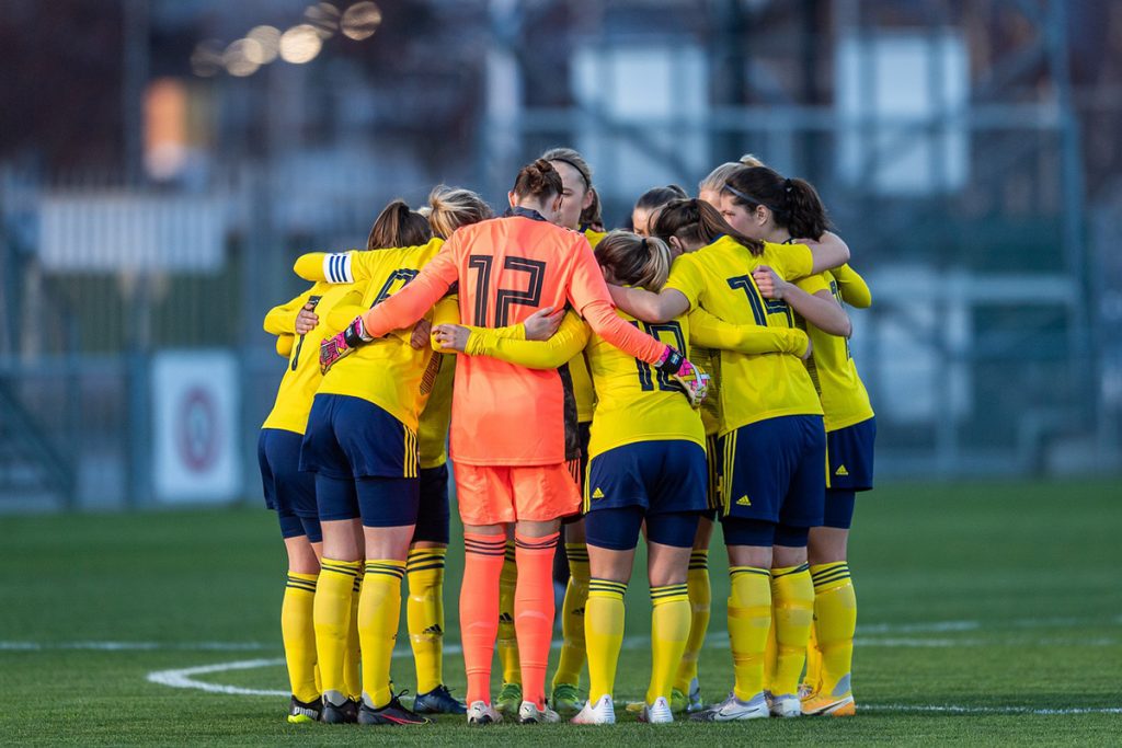 Fotbollsspelare som står i en ring.