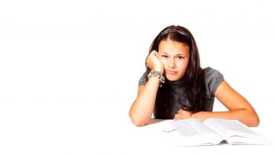 En tjej som pluggar och ser uppgiven ut.