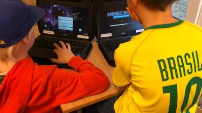 Två elever som spelar Minecraft
