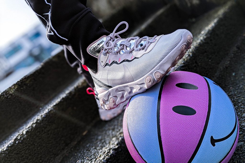 Närbild på någon som har foten på en färgglad boll.