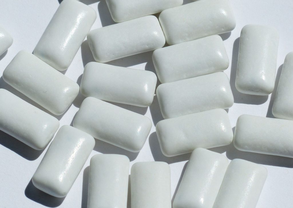 Närbild på tuggummi som ligger på ett bord.